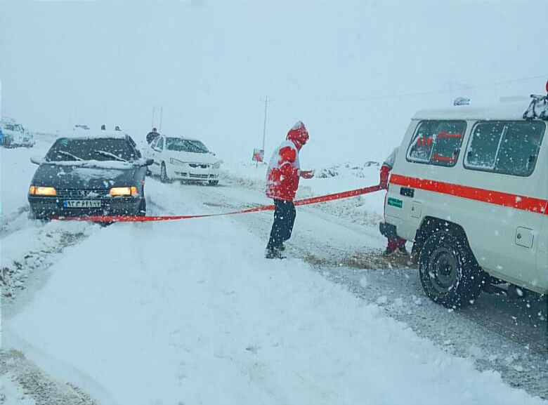 نیروهای امدادی ۱۵۰ خودرو گرفتار برف و کولاک را در محورهای اقلید فارس نجات دادند  نیروهای امدادی ۱۵۰ خودرو گرفتار برف و کولاک را در محورهای اقلید فارس نجات دادند