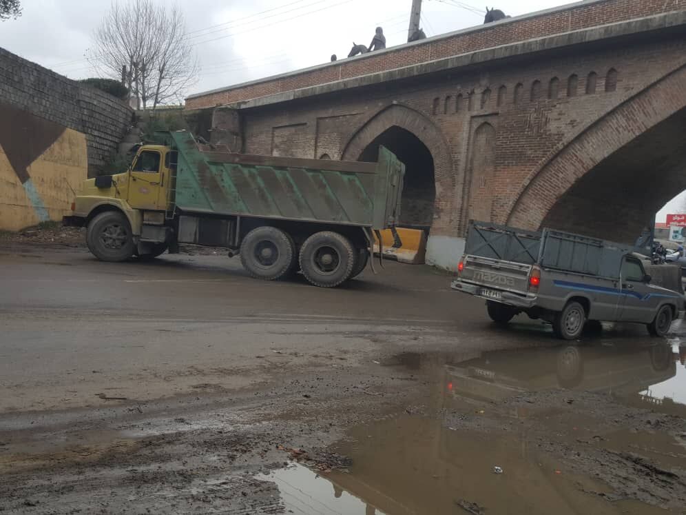 تردد خودروهای سنگین از زیرپل تاریخی محمدحسن‌خان بابل متوقف شد