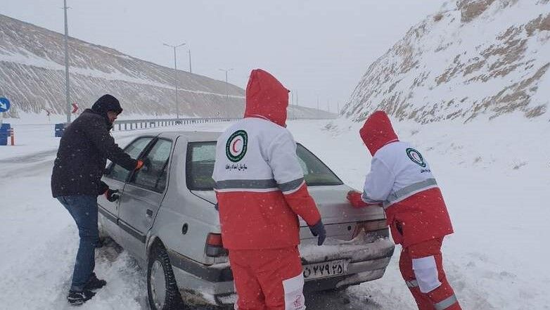 امدادگران هلال‌احمر خودروهای گرفتار در برف قره‌چمن را نجات دادند