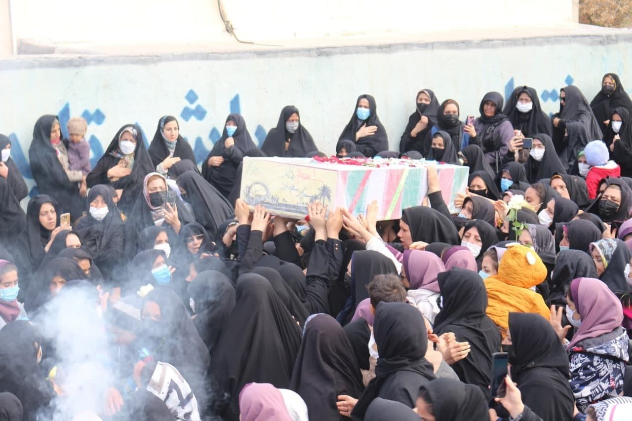 پیکر مطهر یک شهید گمنام با حضور پرشور مردم آوه تشییع و خاکسپاری شد