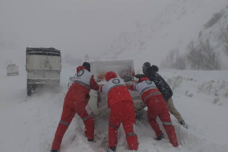 ۰۰ ۲خودرویی گرفتار در برف گردنه خان بانه رهاسازی شد