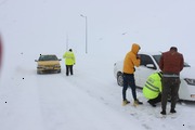 راهداران مهابادی ۳۵۰ دستگاه خودرو گرفتار در کولاک را نجات دادند