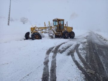 راه ارتباطی ۳۵ روستای بوکان به دلیل بارش برف مسدود است