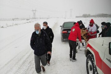 عملیات نجات مادران باردار گرفتار در برف و کولاک مهاباد