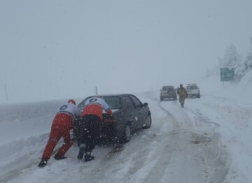 ۳۳۸ مسافر گرفتار در برف از خدمات امدادی هلال احمر استان همدان استفاده کردند 