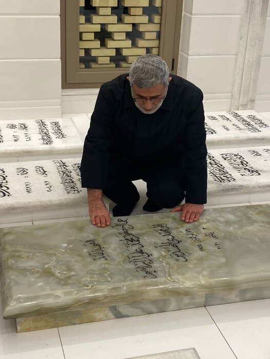 حضور سردار قاآنی بر سر مزار شهید ابومهدی المهندس