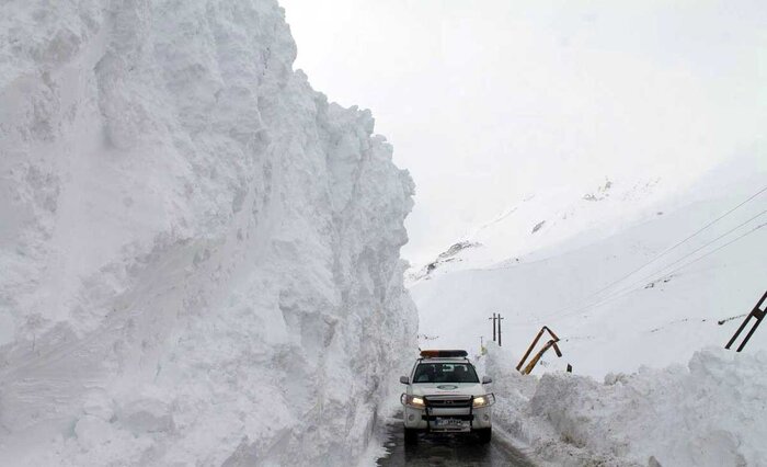 جاده‌های مازندران برفی و لغزنده است