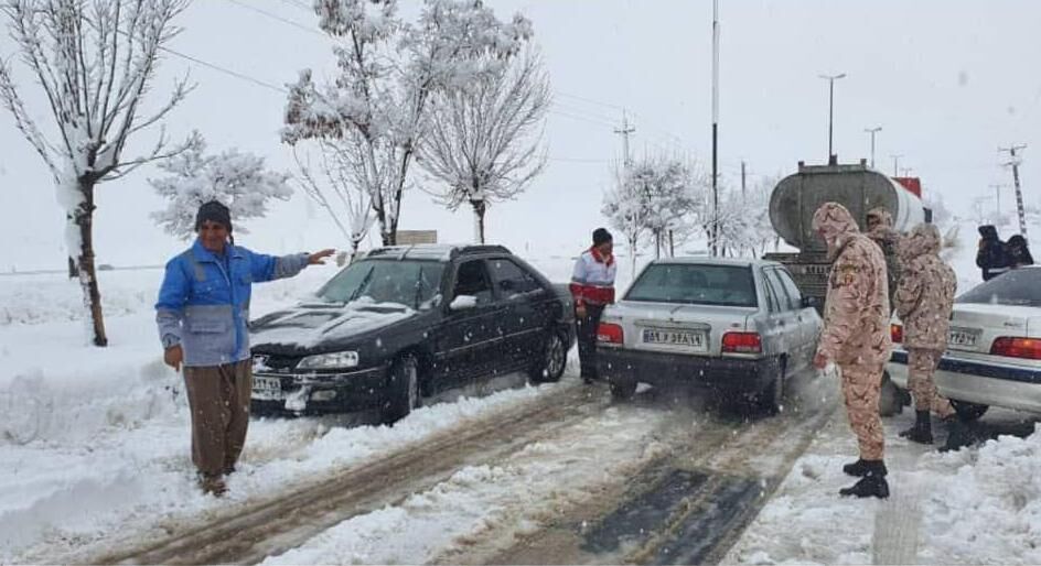 بارش سنگین برف برق بخش‌هایی از شهرستان دالاهو را قطع کرد