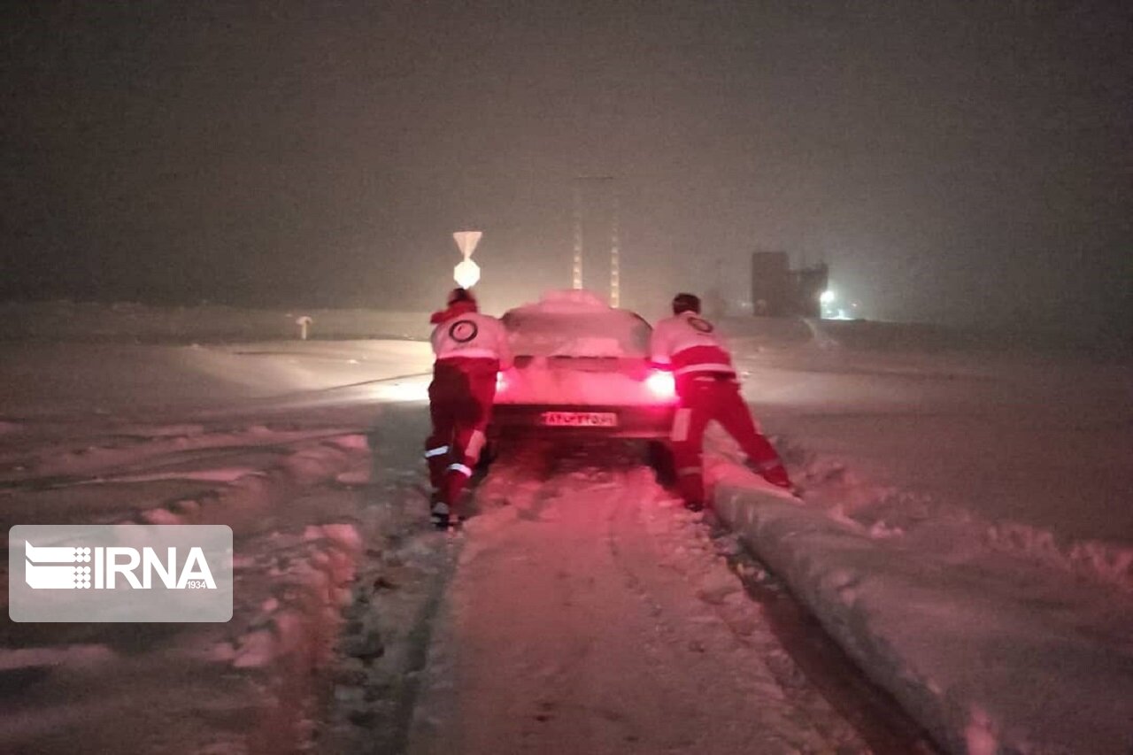 فیلم| امدادرسانی هلال احمر گلستان به در راه‌ماندگان جاده‌های برف‌گیر