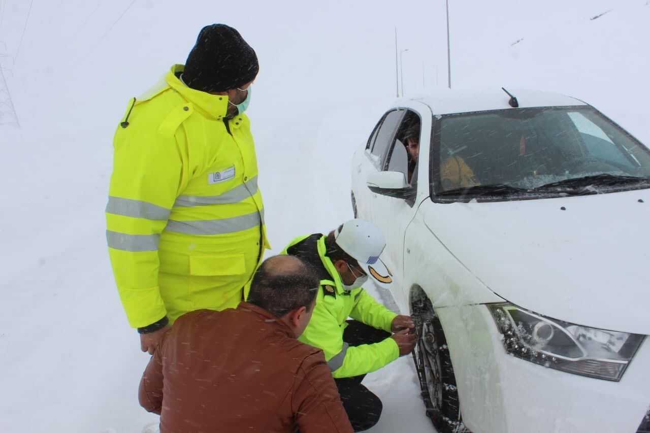پلیس راه خلخال به سرنشینان بیش از ۸۰۰ خودرو امداد رسانی کرد پلیس راه خلخال به سرنشینان بیش از ۸۰۰ خودرو امداد رسانی کرد