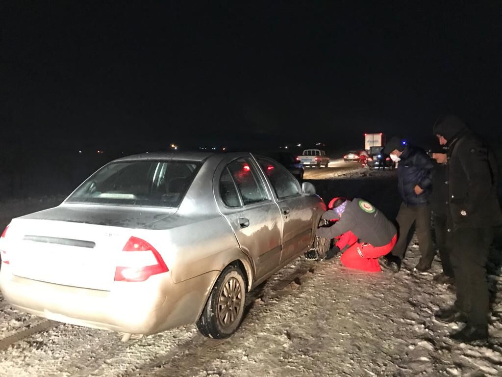 تردد خودروها در محورهای کوهستانی و برف گیر استان همدان بدون زنجیر چرخ ممکن نیست تردد خودروها در محورهای کوهستانی و برف گیر استان همدان بدون زنجیر چرخ ممکن نیست