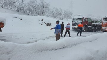 برف و کولاک راه ارتباطی بیش از ۱۰۰ روستای دالاهو را مسدود کرد