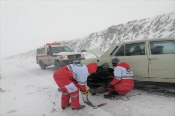 اسکان افراد گرفتار در برف و کولاک در کردستان