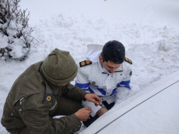 خدمات زمستانی پلیس‌راه در جاده‌های برفی تکاب