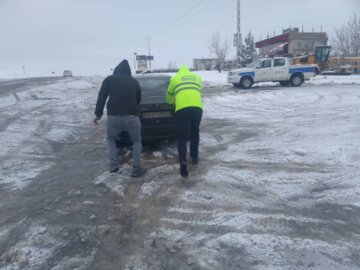 خدمات زمستانی پلیس‌راه در جاده‌های برفی تکاب