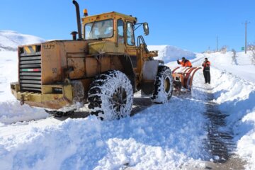 بارش برف و کولاک ۲ محور اصلی منطقه اورامانات کرمانشاه را مسدود کرد