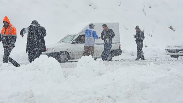 برف و کولاک راه ارتباطی بیش از ۱۰۰ روستای دالاهو را مسدود کرد