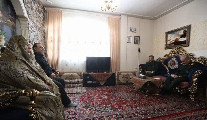 رییس سازمان بسیج مستضعفین با خانواده شهید مدافع حرم امیرعلی محمدیان دیدار کرد