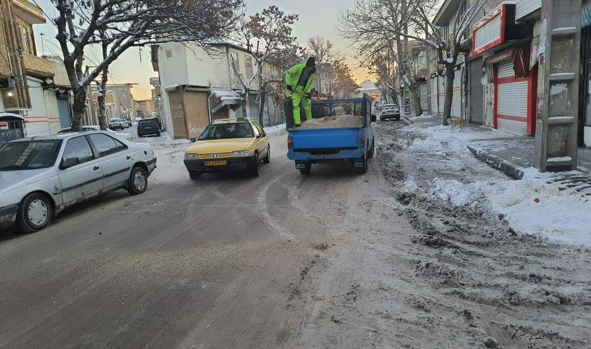 عملیات نمک‌پاشی و برف‌روبی معابر شهرستان دماوند انجام گرفت