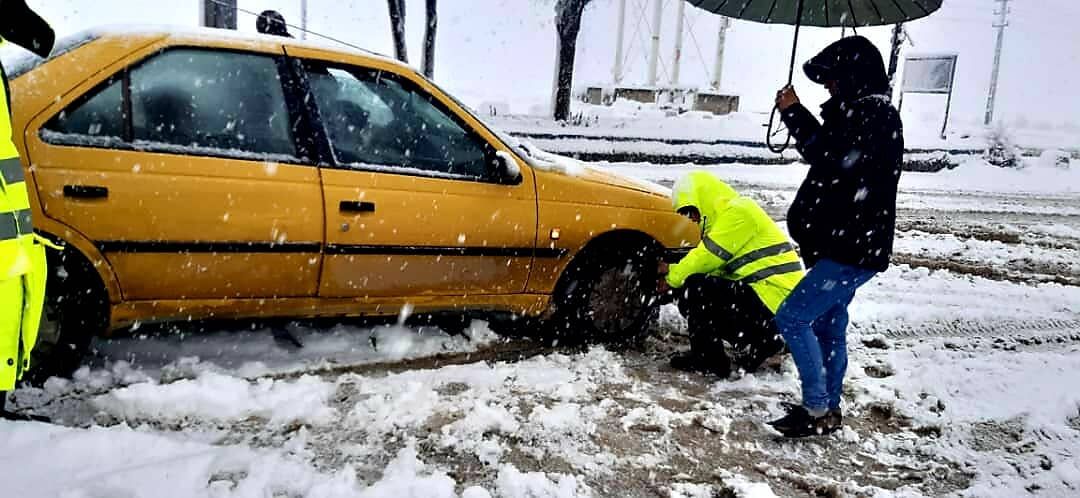 پلیس کرمانشاه به بیش از هزار و 300 مسافر جاده ای امدادرسانی کرد