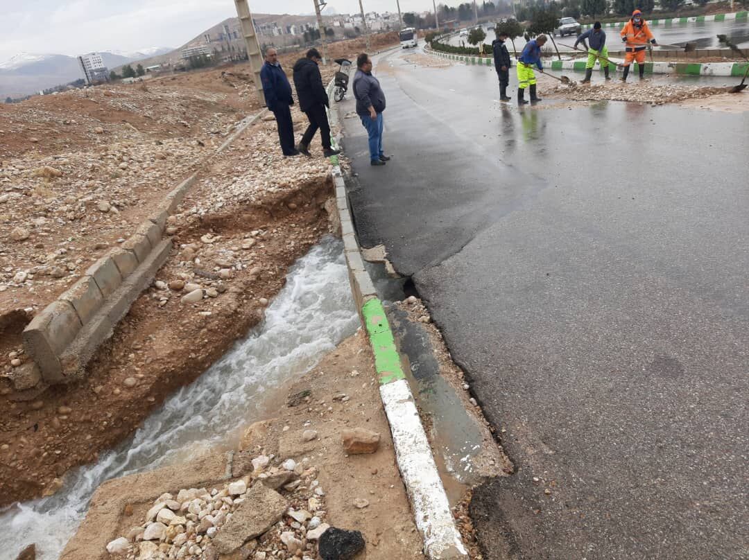 ترکیدگی لوله آب بخشی از مسیر شهرک آرین شیراز را بست ترکیدگی لوله آب بخشی از مسیر شهرک آرین شیراز را بست