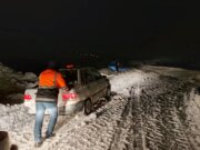 رهایی ۵۲ مسافر ۱۸ خودروی گرفتار در برف به همت امدادگران هلال احمر استان سمنان