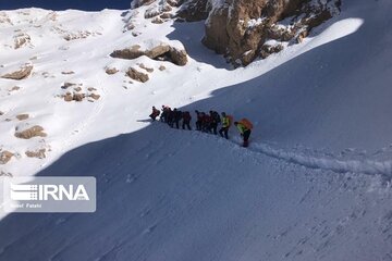 ۲ تیم هلال احمر کردستان برای نجات کوهنوردان گرفتار در برف اعزام شدند