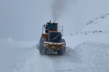 ادامه تلاش راهداران برای بازگشایی محورهای روستایی تکاب