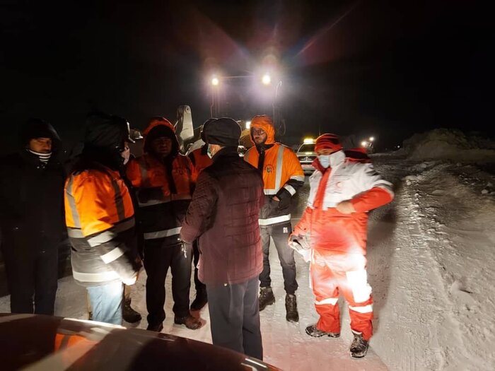 سقوط بهمن در جاده خلخال - شاهرود؛ امدادگران رانندگان گرفتار در برف را نجات دادند