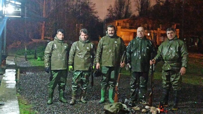 محیط بانان اداره محیط زیست بندر انزلی با ادوات شکاری که از شکارچیان غیر مجاز ضبط کردند