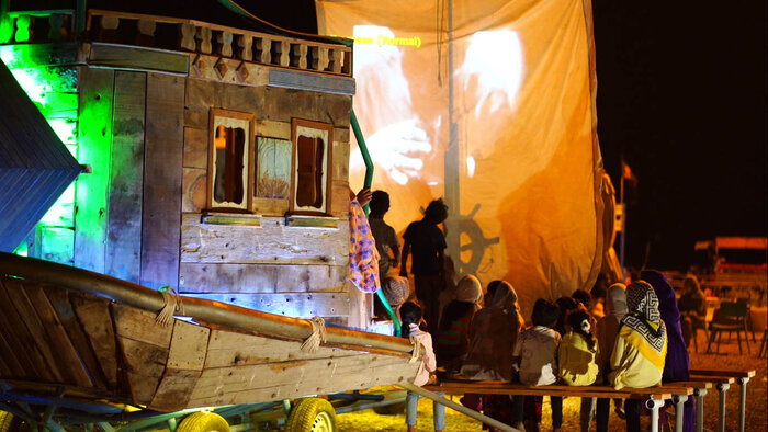 بار این کشتی در جزیره هرمز قصه است