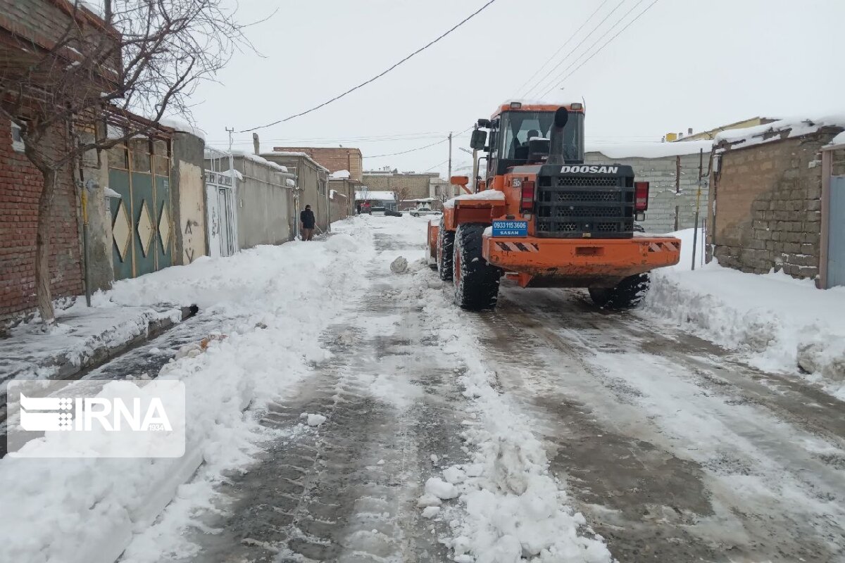 شهردار مهاباد: برف روبی معابر شهری به صورت شبانه روزی در حال انجام است