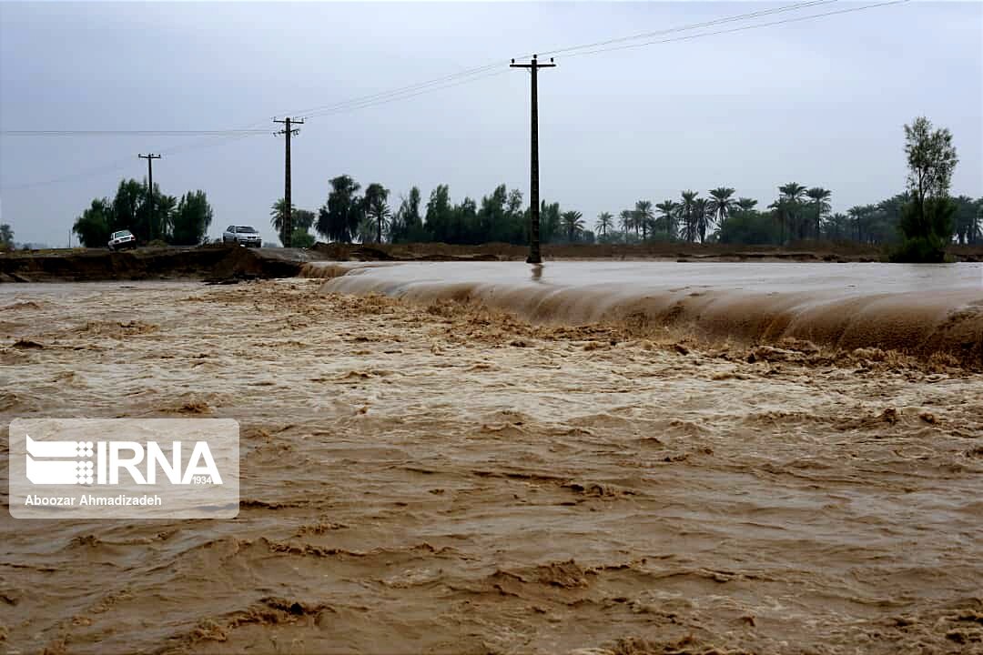 سیل در جنوب کرمان/ انسداد ۷۱ راه؛ قطع برق ۱۰ روستا و آب‌بردگی ۳ خودرو