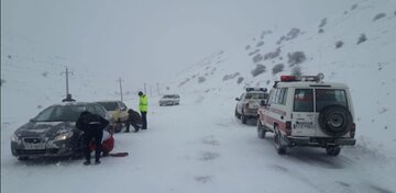 ۲۳ خودرو در جاده نوجان به آتشگاه گرفتار برف شدند