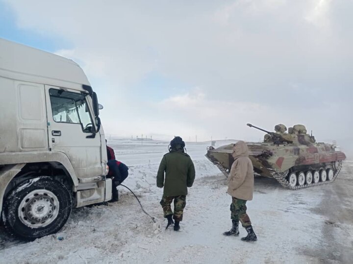 کمک رسانی نیروهای ارتش به مسافران در محورهای برف گیر استان همدان