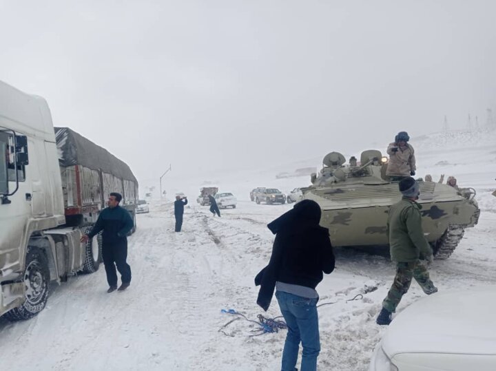 نیروهای ارتش به کمک خودروهای گرفتار در برف جاده های استان همدان آمدند