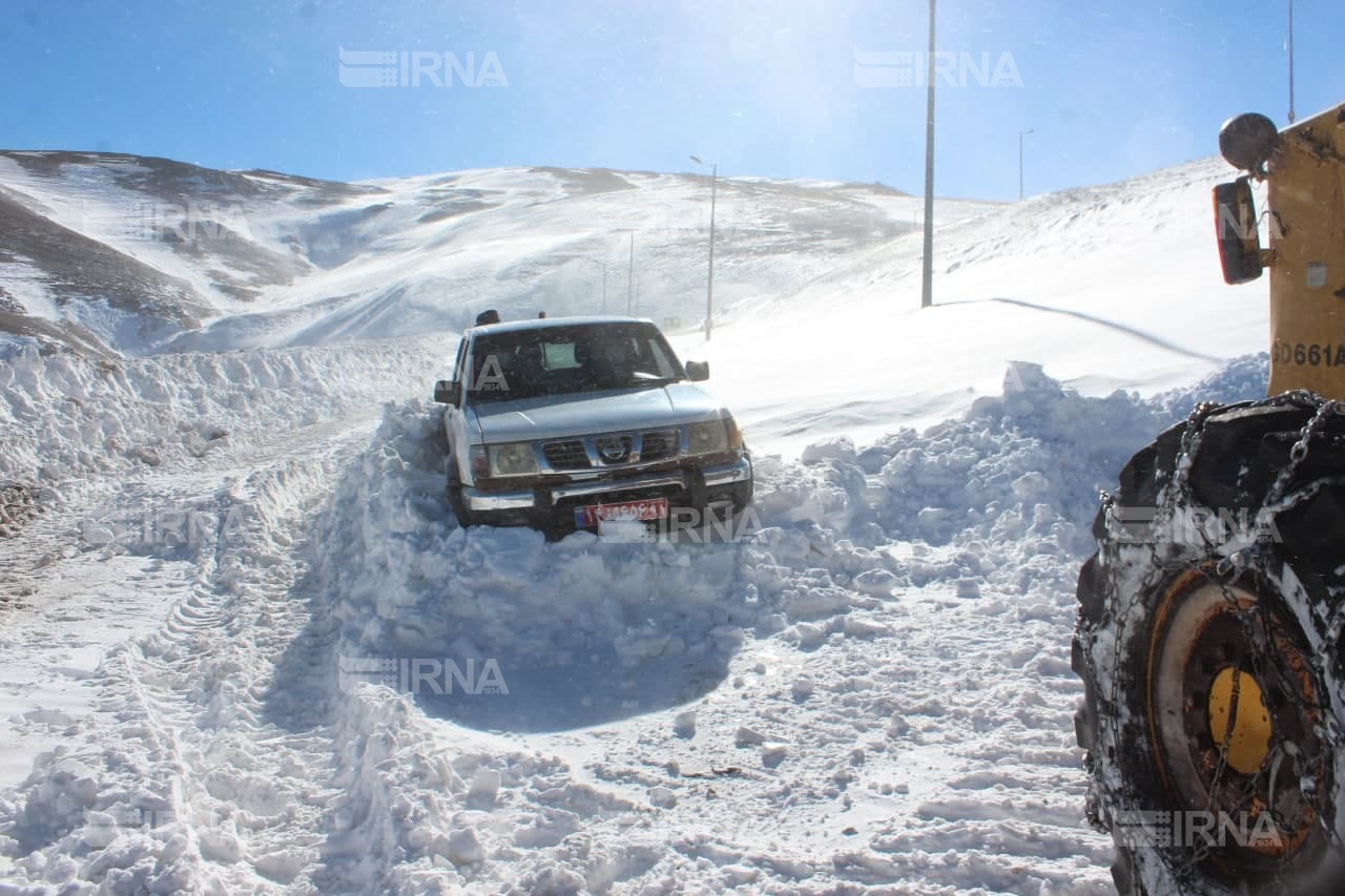 بارش برف جاده توره - بروجرد و کنار گذر شمالی اراک را مسدود کرد بارش برف جاده توره - بروجرد و کنار گذر شمالی اراک را مسدود کرد