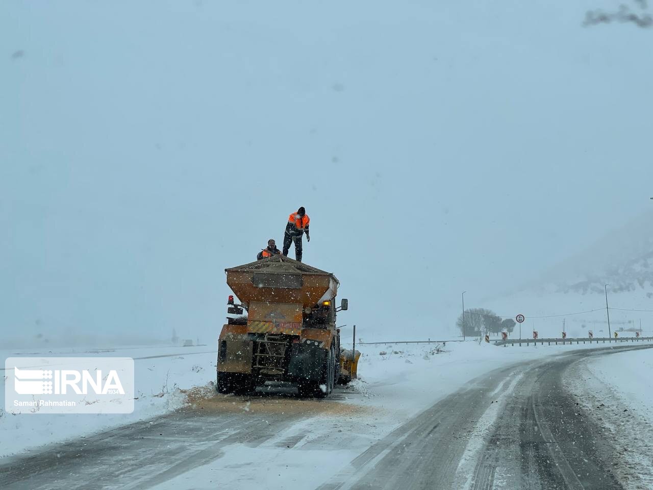جاده های استان تهران لغزنده و مه آلود است  جاده های استان تهران لغزنده و مه آلود است