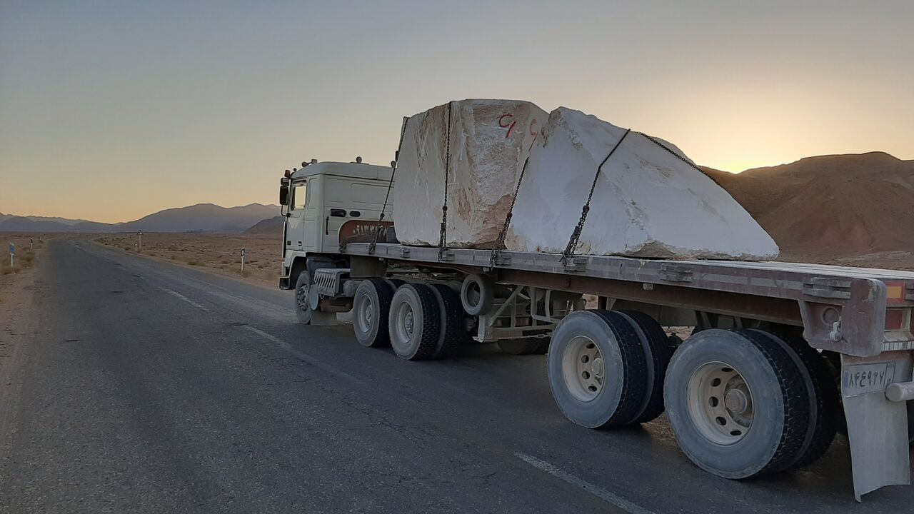  خودروهای حامل سنگ عامل تخریب زیر ساخت جاده ای در اصفهان هستند