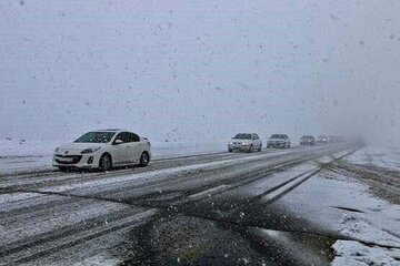 بارش برف جاده‌های زنجان را فرا گرفت 