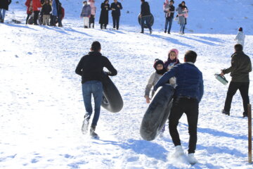 شادی و نشاط مردم ماکو در یک روز برفی و آفتابی با تیوپ سواری