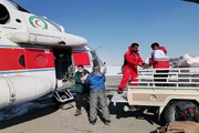 هلال احمر کردستان با بالگرد به روستاهای در محاصره برف کمک‌های غذایی رساند