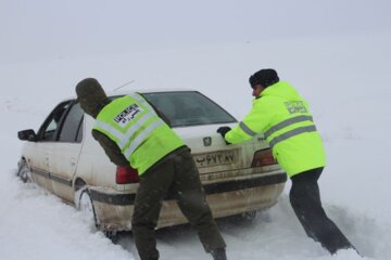 کمک پلیس سقز به مسافران گرفتار در برف