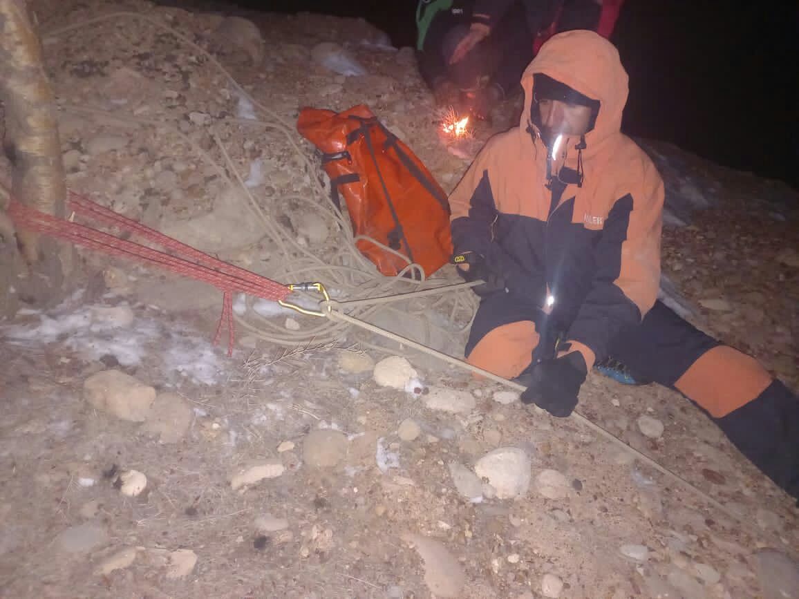 ۳ کوهپیمای گمشده در محاصره یخبندان کوه سرخ شیراز نجات یافتند