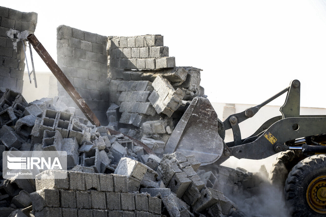 پنج فقره ساخت و ساز غیرمجاز در جهرم تخریب شد  پنج فقره ساخت و ساز غیرمجاز در جهرم تخریب شد