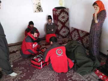 برف پیمایی امدادگران هلال احمر تکاب برای نجات پیرزن بیمار روستایی