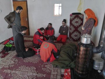 برف پیمایی امدادگران هلال احمر تکاب برای نجات پیرزن بیمار روستایی