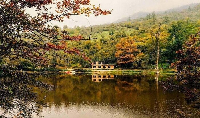 دریاچه شورمست آرام در سایه