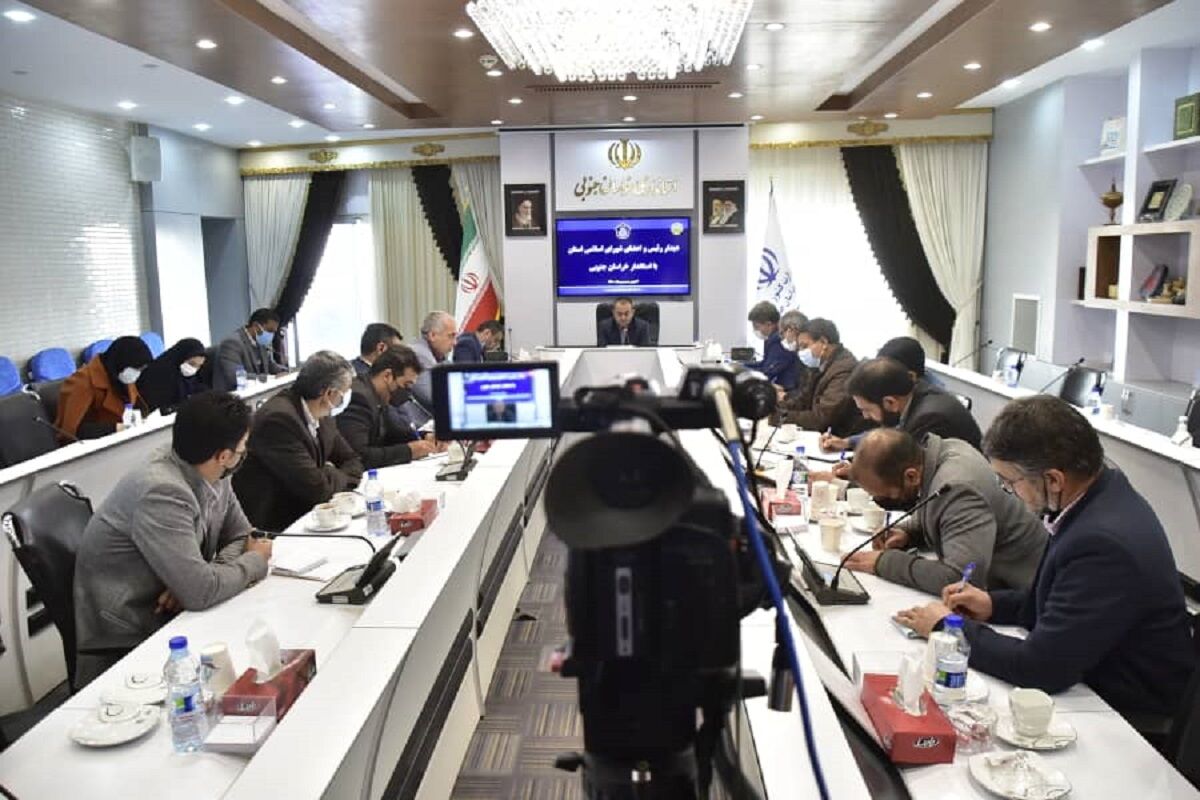 استاندار پای صحبت اعضای شوراهای خراسان جنوبی استاندار پای صحبت اعضای شوراهای خراسان جنوبی