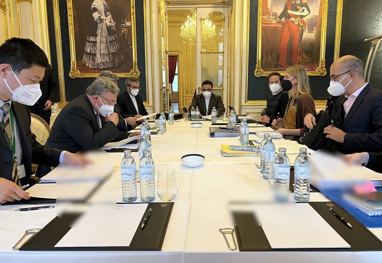 Iran, P4+1 representatives negotiate on removal of sanctions in Vienna